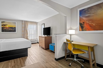 Suite, 1 King Bed, Accessible, Non Smoking (Mobility/Hearing, Roll-In Shower)