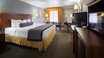 Standard Room, 1 King Bed, Accessible, Bathtub