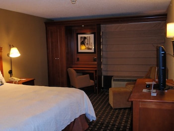 Room, 1 King Bed, Accessible, Non Smoking (Mobility,Hearing,Tub w/Grab Bars)