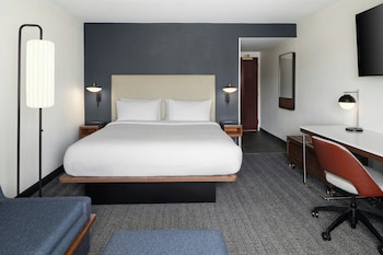 Room, 1 King Bed, Hearing Accessible (Transfer Shower)