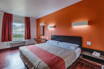 1 King Bed, Mobil Access Tub Nsmk Micfridge