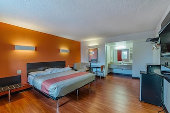 1 King Bed, Mobil Access Tub Nsmk Micfridge
