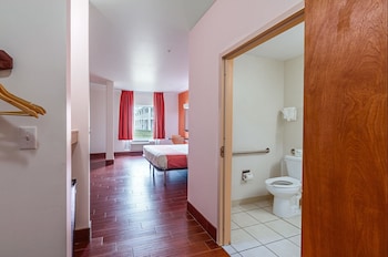1 King Bed, Mobil Access Tub Nsmk Micfridge