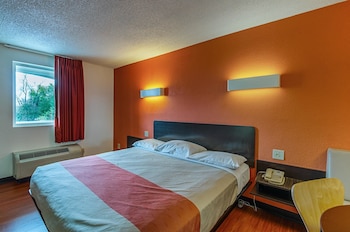 1 King Bed, Mobil Access Tub Nsmk Micfridge