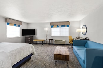 Suite, 1 King Bed with Sofa bed, Corner