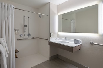 Room, 1 Queen Bed, Accessible (Communications, Roll-In Shower)
