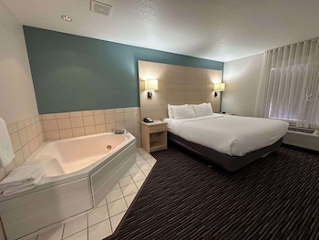 Standard Room, 1 King Bed, Accessible, Jetted Tub