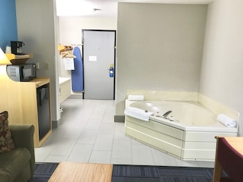Deluxe Studio Suite, 1 King Bed, Non Smoking