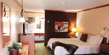 Classic Room, 1 King Bed, Non Smoking, Refrigerator & Microwave
