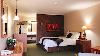 Classic Room, 1 Queen Bed, Non Smoking, Refrigerator & Microwave