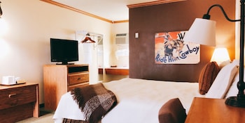 Classic Room, 1 King Bed, Non Smoking, Refrigerator & Microwave