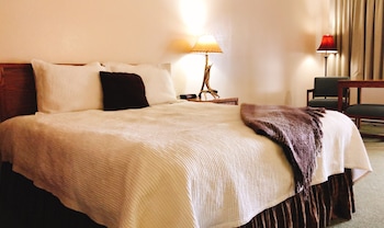Classic Room, 1 Queen Bed, Non Smoking, Refrigerator & Microwave