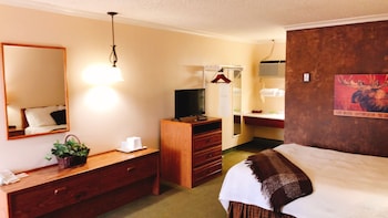Classic Room, 1 Queen Bed, Non Smoking, Refrigerator & Microwave