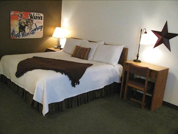 Classic Room, 1 King Bed, Non Smoking, Refrigerator & Microwave