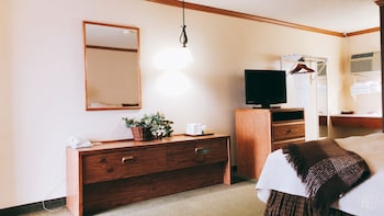 Classic Room, 1 King Bed, Non Smoking, Refrigerator & Microwave