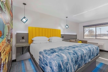 Suite, 1 King Bed, Accessible, Non Smoking (with Sofabed)