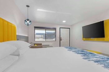 Suite, 1 King Bed, Accessible, Non Smoking (with Sofabed)