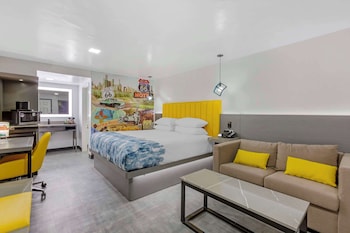 Suite, 1 King Bed, Non Smoking (Pet Friendly;with Sofabed)