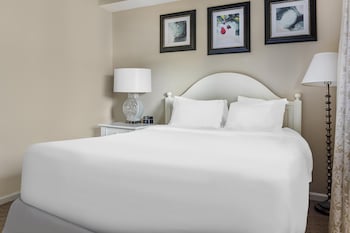 1 BEDROOM 1 QUEEN SUITE WITH KITCHEN