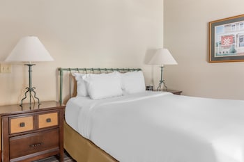 1 BEDROOM 1 QUEEN TOWNHOUSE WITH SOFABED