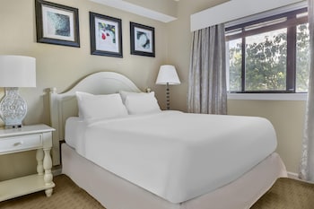 1 BEDROOM 1 QUEEN SUITE WITH KITCHEN