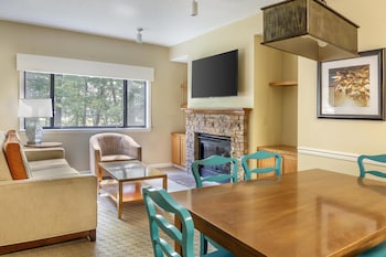 1 BEDROOM 1 KING DELUXE SUITE HEARING ACCESS