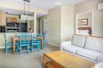 1 BEDROOM 1 KING DELUXE SUITE HEARING ACCESS