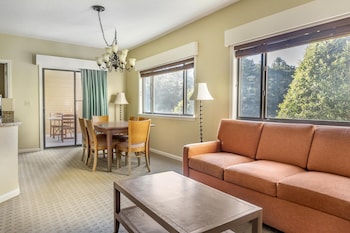 2 BEDROOM 1 KING 1 QUEEN SUITE WITH KITCHEN