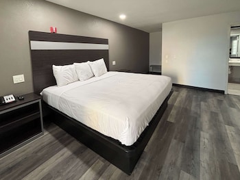 Deluxe Room, 1 King Bed, Smoking