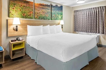 Room, 1 King Bed, Accessible, Non Smoking (Mobility/Hearing,roll-in shwr)