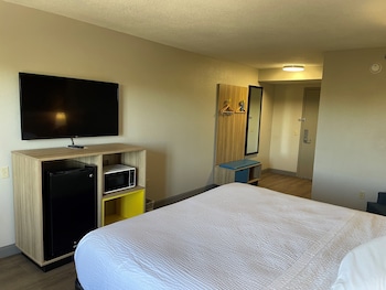Standard Room, 1 King Bed