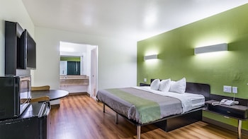 Deluxe Room, 1 King Bed, Non Smoking, Refrigerator & Microwave
