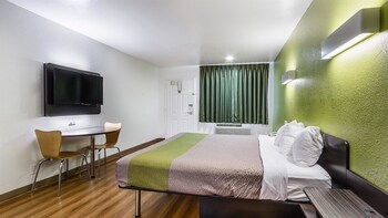 Deluxe Room, 1 King Bed, Non Smoking, Refrigerator & Microwave