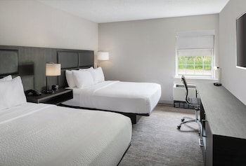 Standard Room, 2 Queen Beds, Mobility Accessible (Accessible Shower)