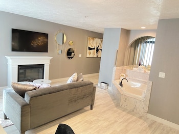 Suite, 1 King Bed, Non Smoking, Jetted Tub (Oversized Room)
