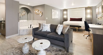 Suite, 1 King Bed, Non Smoking, Jetted Tub (Oversized Room)