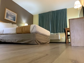 Standard Room, 1 Queen Bed, Accessible
