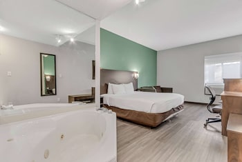 Deluxe King Suite - 2nd Floor No Elevator - Non-Smoking - Stairs Access Only