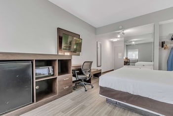 Deluxe King Suite - 2nd Floor No Elevator - Non-Smoking - Stairs Access Only