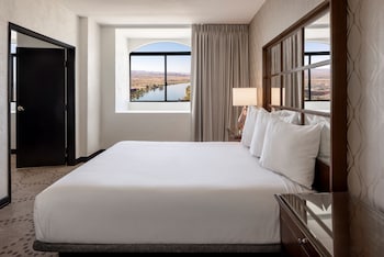 North Tower Vista Suite King Smoking (Newly Renovated)