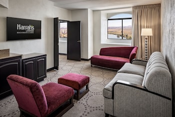 North Tower Vista Suite King Smoking (Newly Renovated)