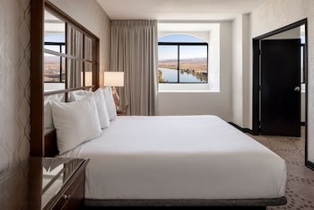 North Tower Vista Suite King Smoking (Newly Renovated)