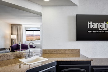 North Tower Vista Suite King Smoking (Newly Renovated)