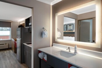 Room, 1 King Bed, Non Smoking, Kitchenette