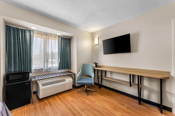 Basic Room, 1 Queen Bed, Accessible, Smoking