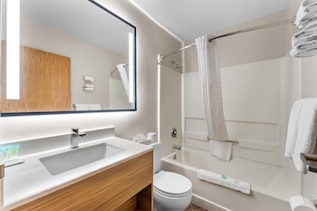 Basic Room, 1 Queen Bed