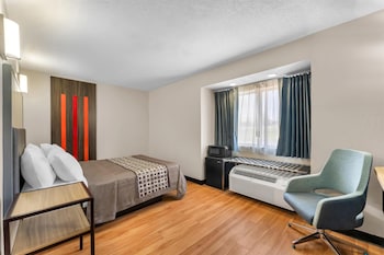 Basic Room, 1 Queen Bed, Accessible, Smoking