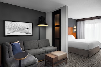 Accessible King With Sofa Bed (Roll-in Shower)