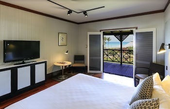 Studio, 1 King Bed, Partial Ocean View