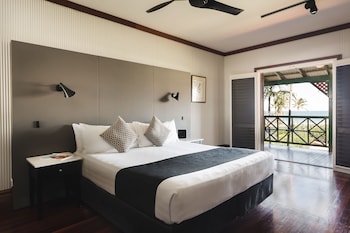 Studio, 1 King Bed, Partial Ocean View